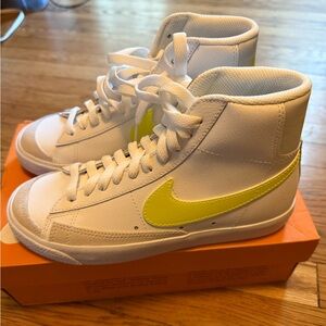 Women’s Nike Blazer Mid ‘77 Sneaker, size 6